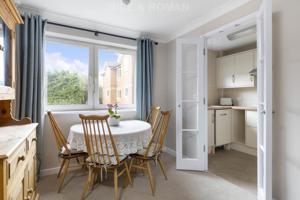 Gibson Court, Hinchley Wood photo 3