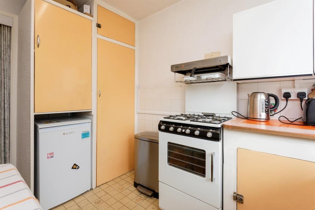 Apartment in Redhill - View 5