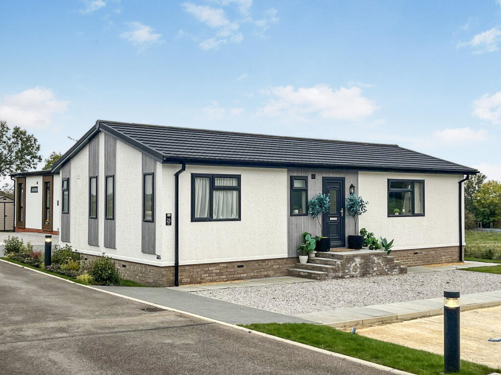 2-bed caravan on Milton Keynes, Buckinghamshire, MK17, £295,000