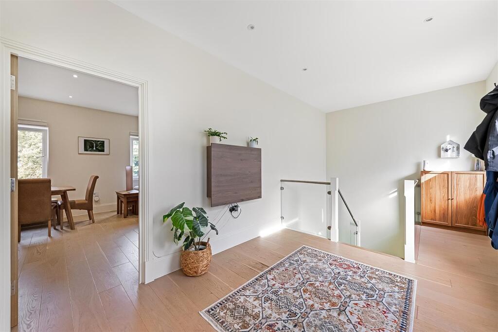 Apartment in Croydon - View 3