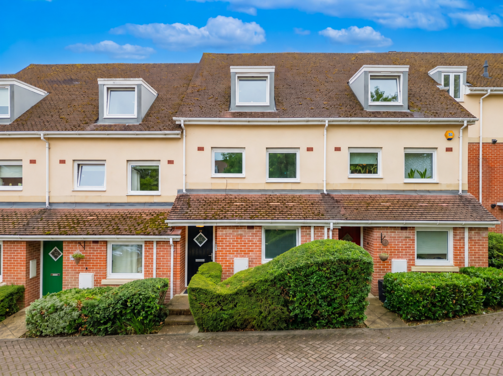 2-bed flat on Addison Road, Tunbridge Wells, TN2 3GG, £265,000
