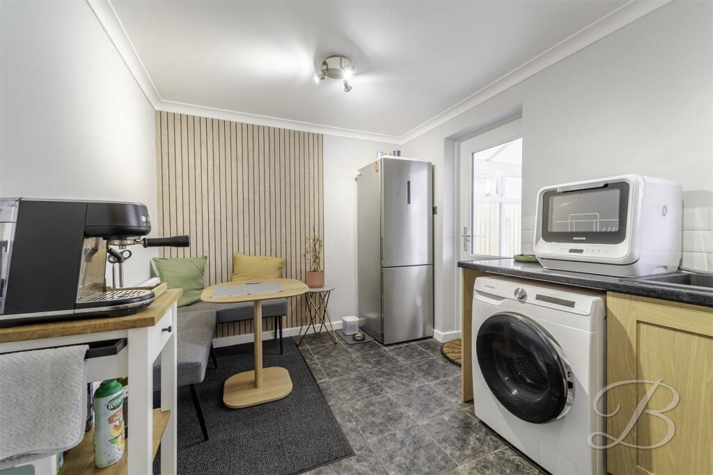 House in Mansfield, Forest Town - More