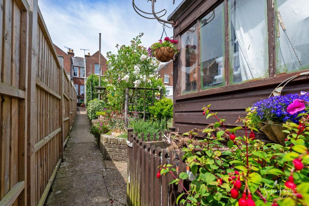 Newport Road, Cowes - View 2
