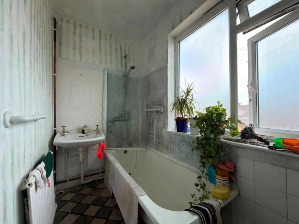 Apartment in Spelthorne, Surrey - More