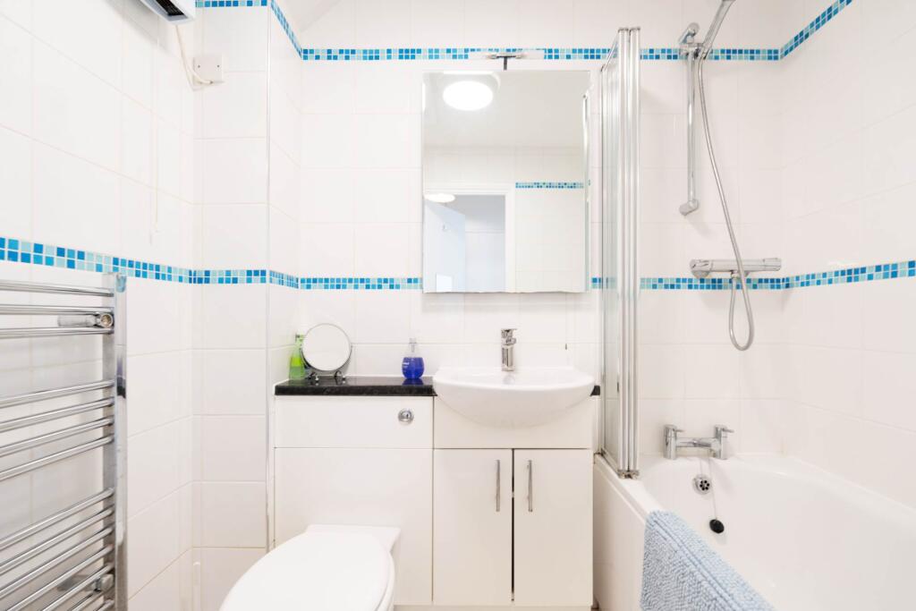 Apartment in Kingston upon Thames - View 4