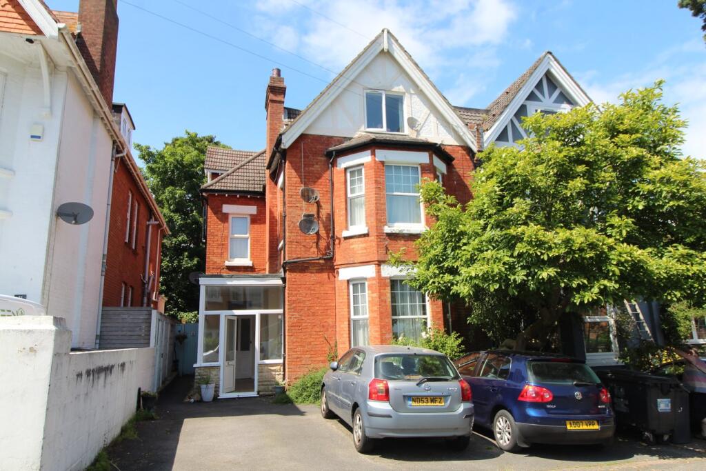 2-bed apartment on Beaulieu Road, Bournemouth, BH4, £230,000