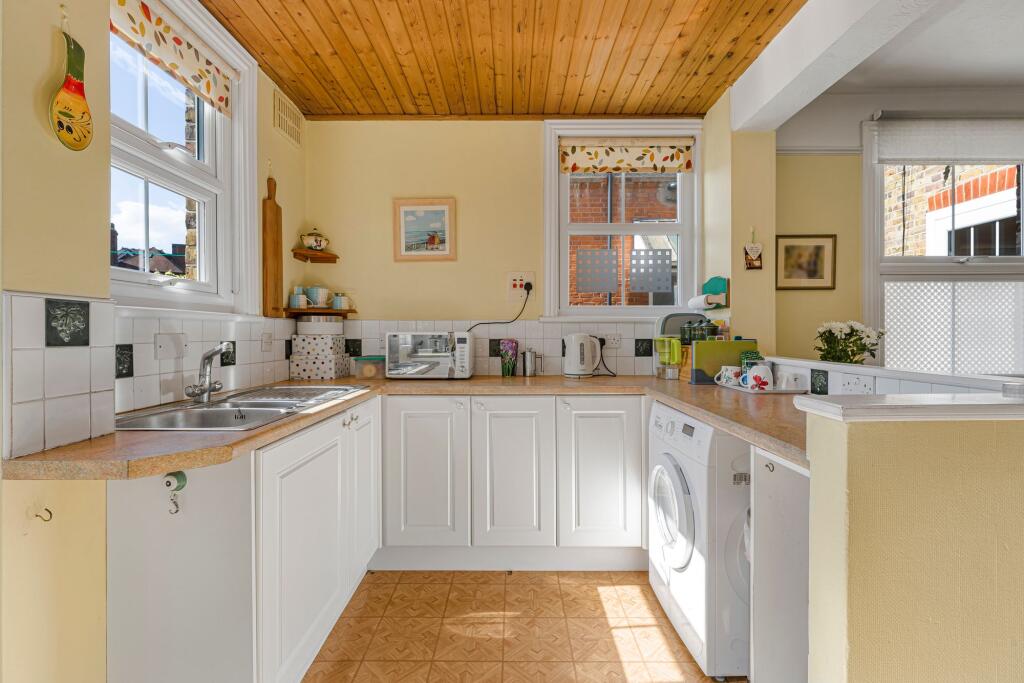 House in London, Tolworth - View 5