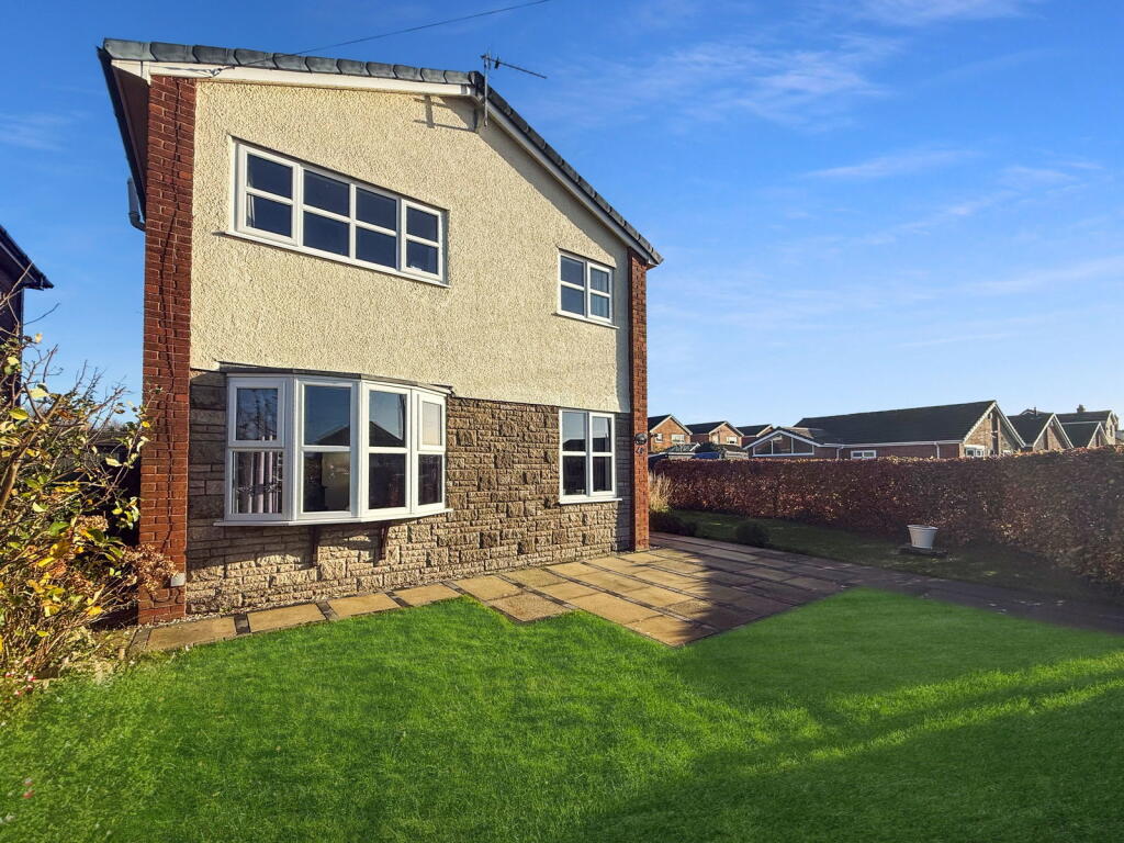4-bed detached on Grange Drive, Hoghton, Preston, PR5 0LP, £329,950