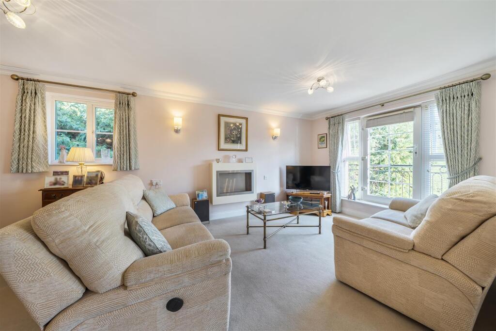Apartment in Reigate and Banstead, Nork - View 4