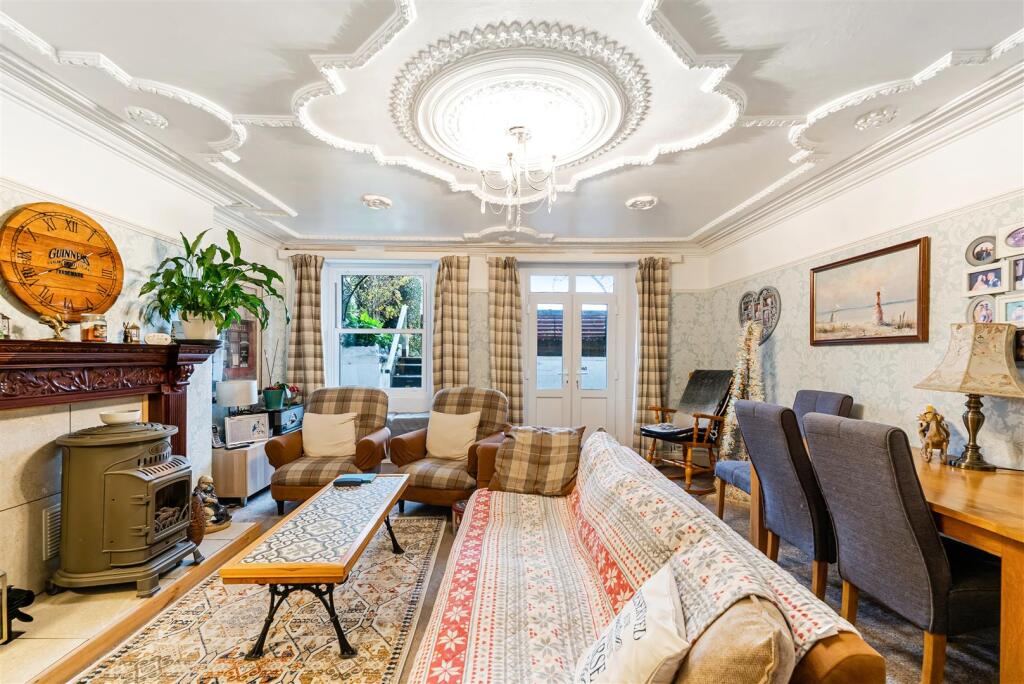 South Road, Weston-Super-Mare - BEAUTIFUL PERIOD APARTMENT photo 3
