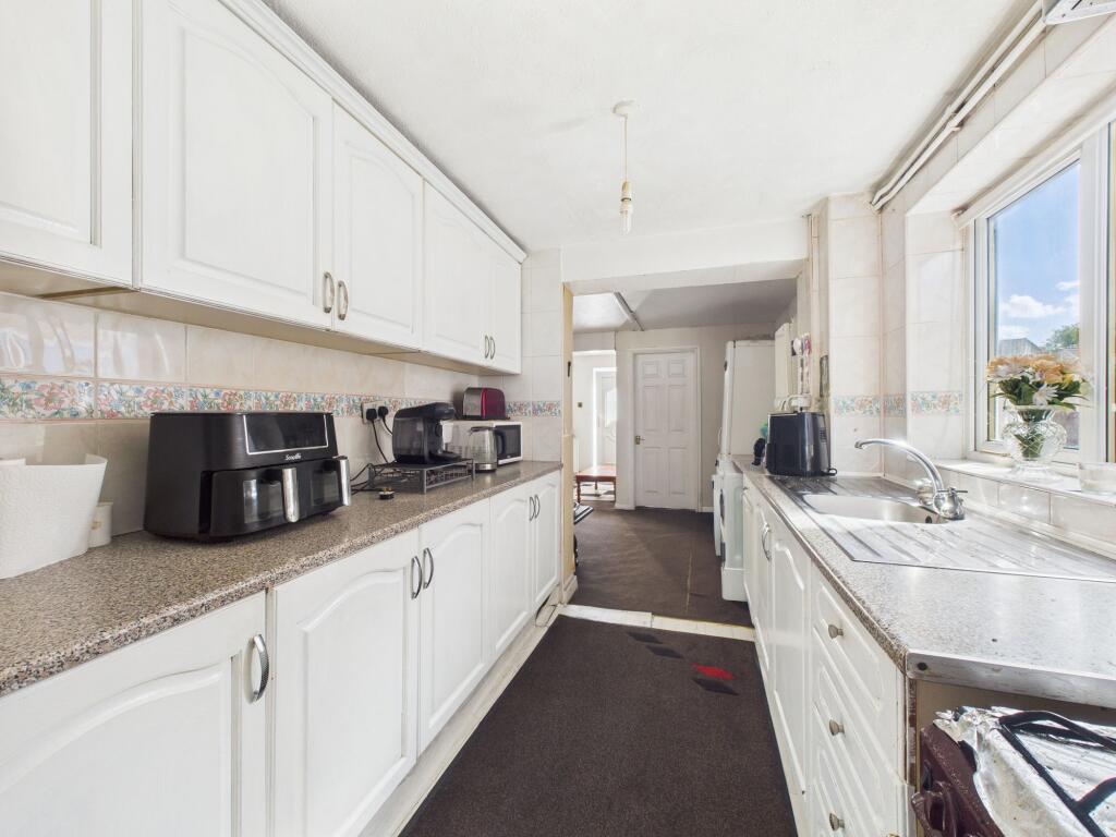 House in Gedling, Nottinghamshire - More