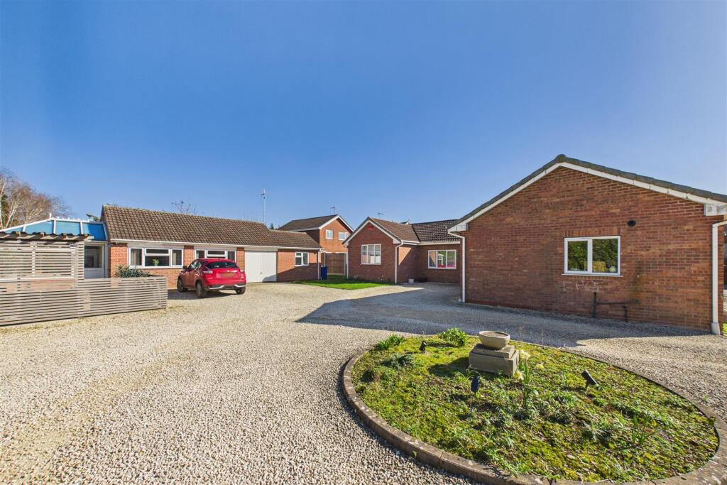 4-bed detached on Greenacres Drive, Uttoxeter, Staffordshire, £485,000