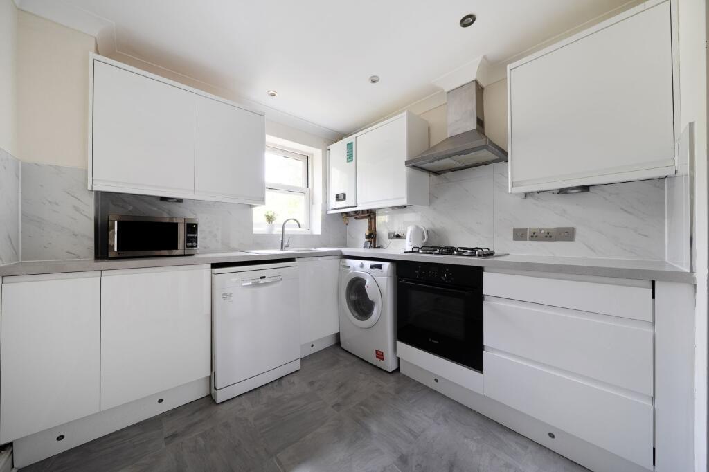 Apartment in Slough - View 5