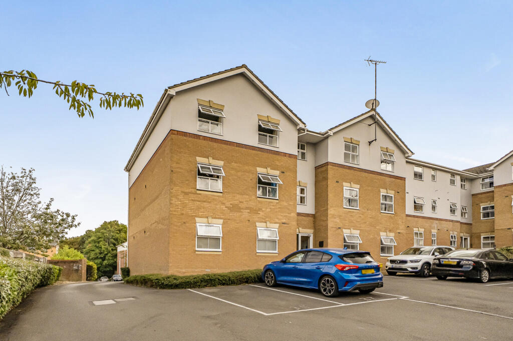 Apartment in Reading, Battle