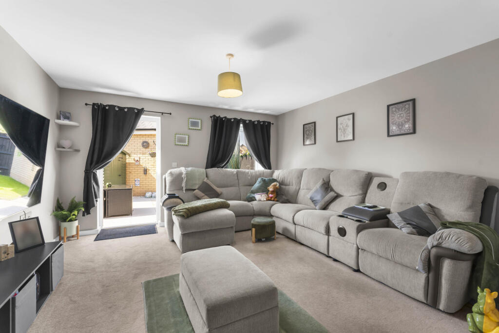 Hyacinth Drive, Dunmow, Essex, CM6 photo 2
