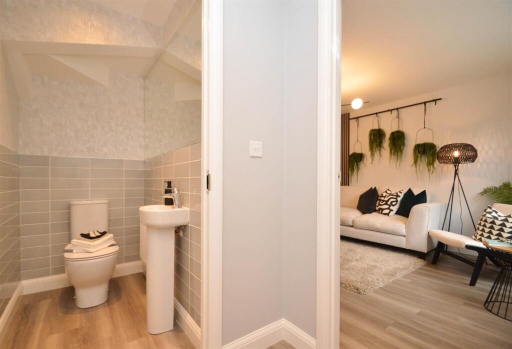 House in Shrewsbury, Oxon, Bicton Heath - More
