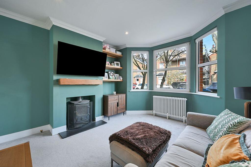 House in London, Royal Borough of Kingston upon Thames - View 4