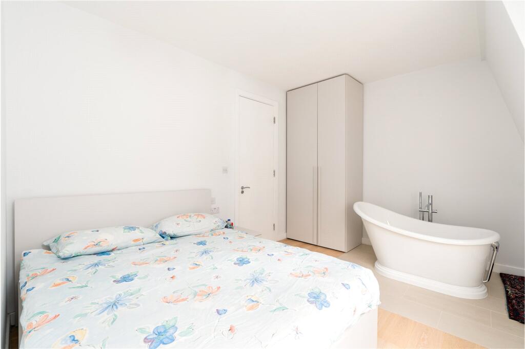 2 bedroom mews property for rent