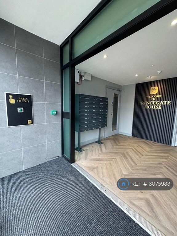 Apartment in Doncaster, City Centre, Hyde Park - View 3