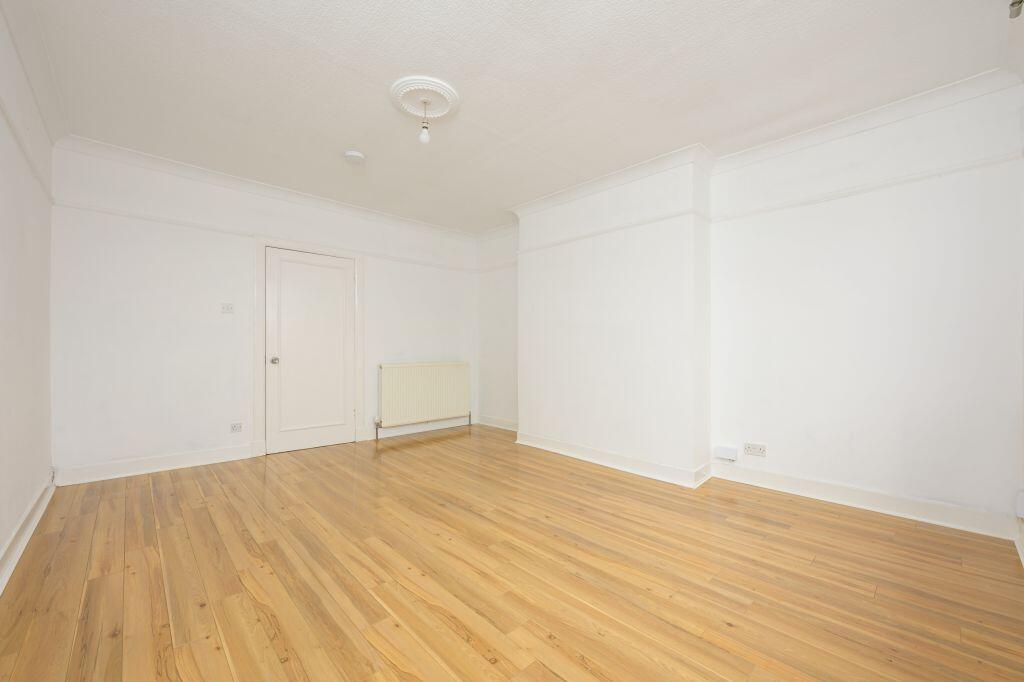 Apartment in Dunfermline, Fife - View 4