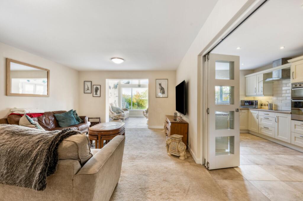Deceptively Spacious Home in Cantley photo 2