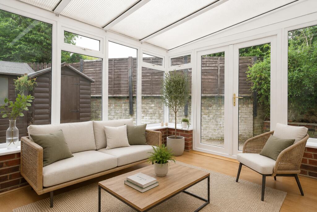 House in Woking, Knaphill - View 4
