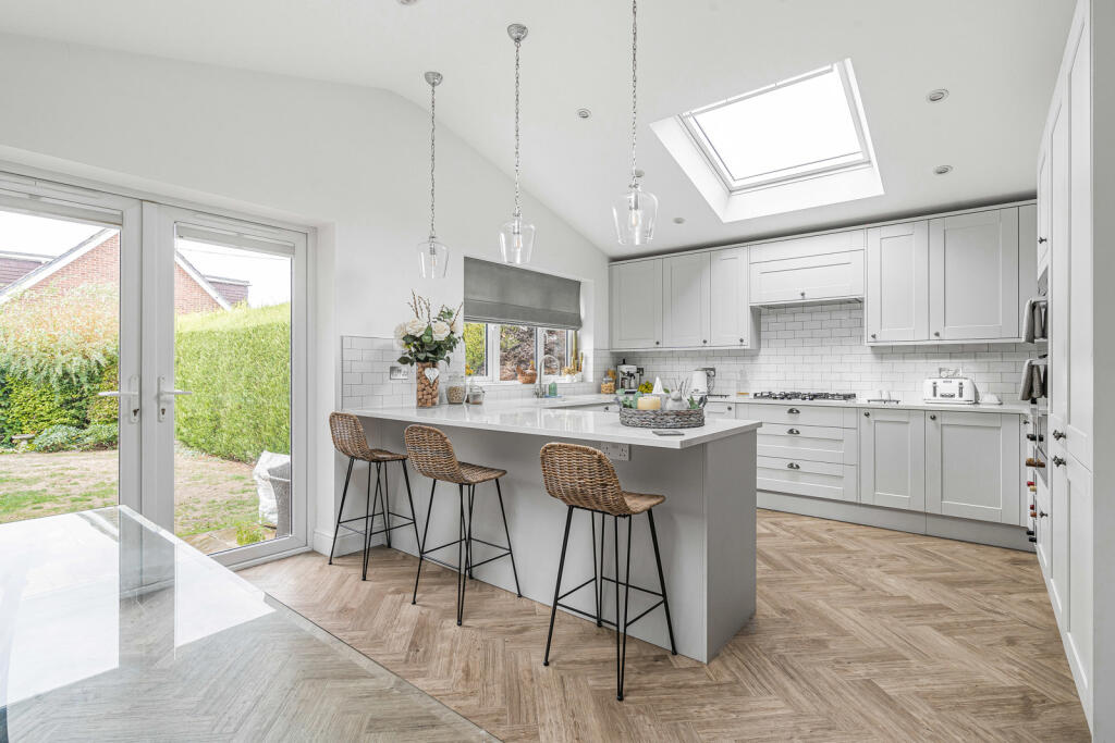 Oak Avenue, Egham, Surrey, TW20 photo 3