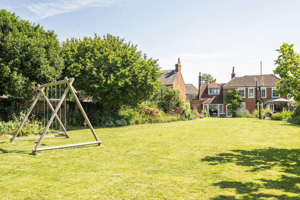 High Street, Merstham, RH1 - View 4
