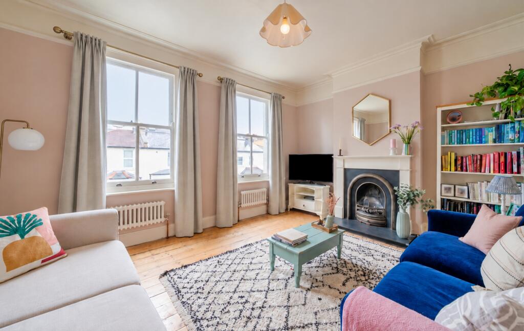 2-bed flat on Russell Road, Wimbledon, London, SW19, £595,000