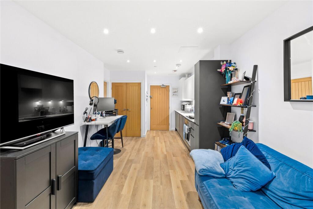 Chertsey Road, Woking, Surrey, GU21 - View 3