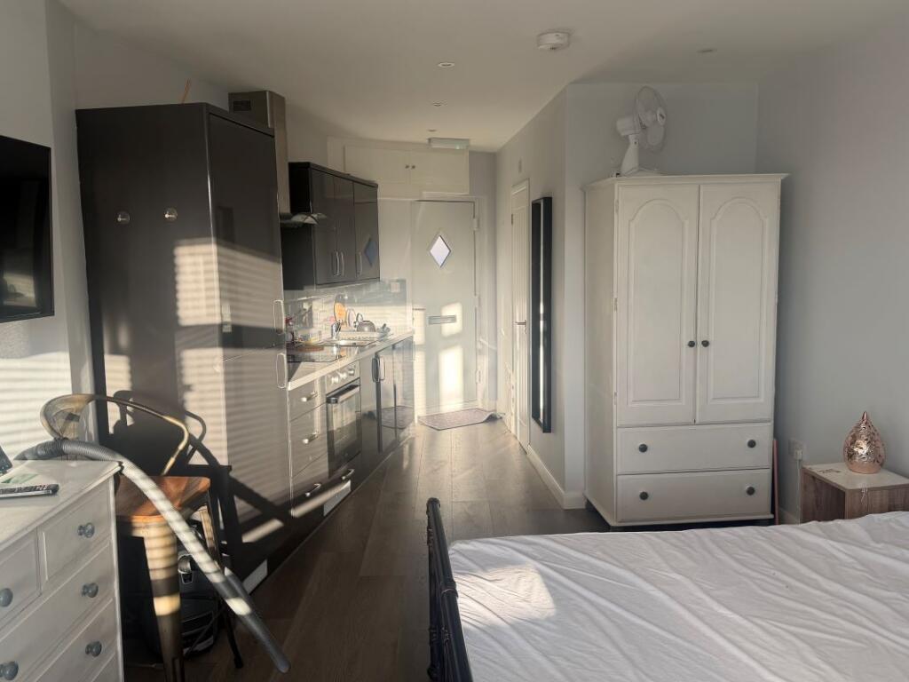 Apartment in Swansea - View 5