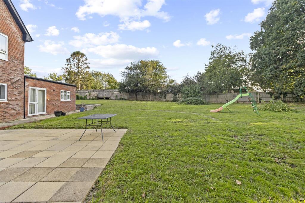Buttercup Drive, Polegate photo 2