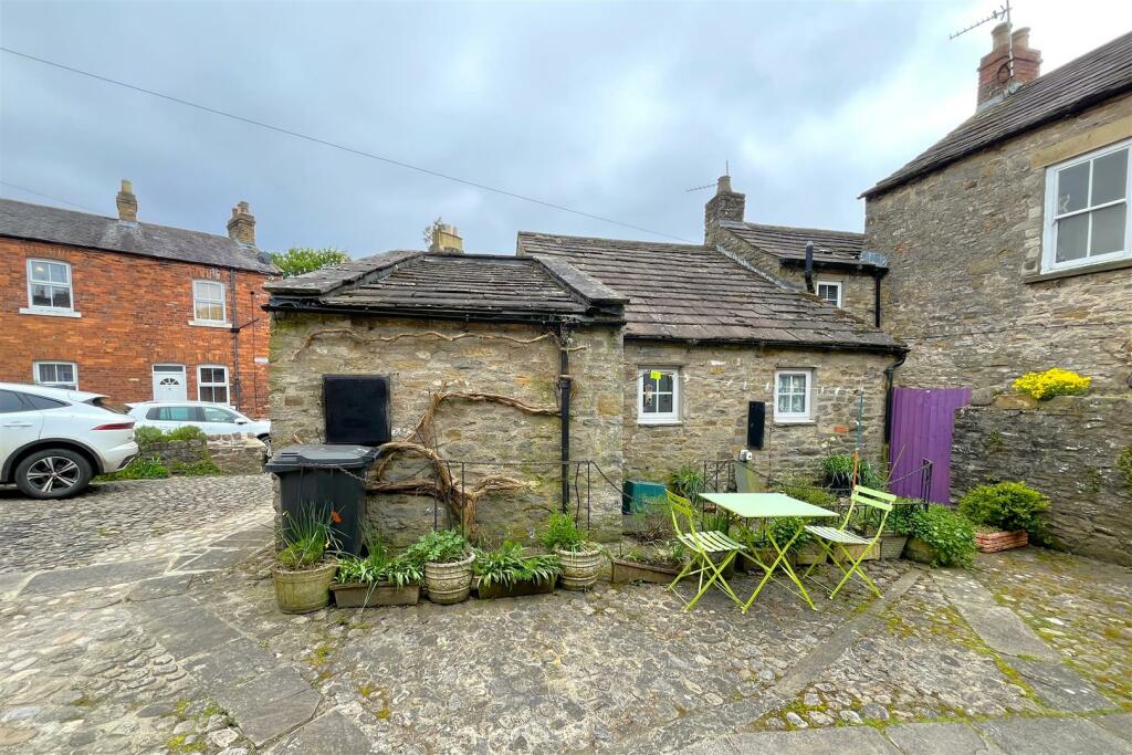 1-bed house on Penfold Yard, Quakers Lane, Richmond, £135,000