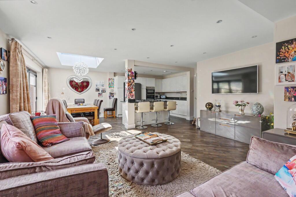Millcrest Road, Goffs Oak, EN7 photo 2