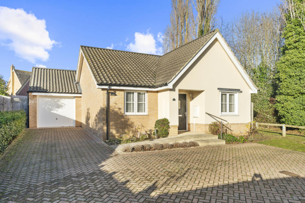 2-bed bungalow on Radcliffe Close, Flitch Green, Dunmow, Essex, CM6, £450,000