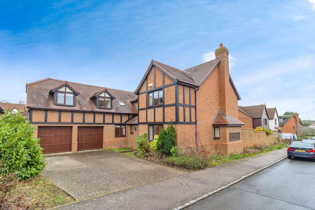 5-bed detached on Linceslade Grove, Loughton, Milton Keynes, Buckinghamshire, MK5, £890,000