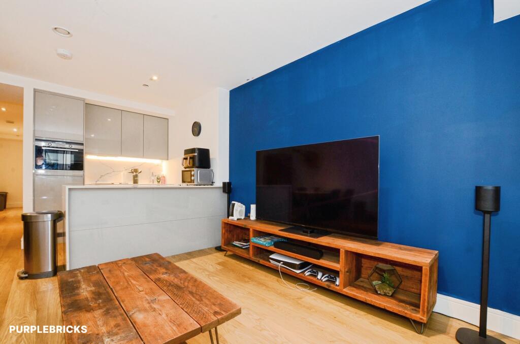 2-bed flat on Home Park Mill Link, Kings Langley, WD4, £325,000