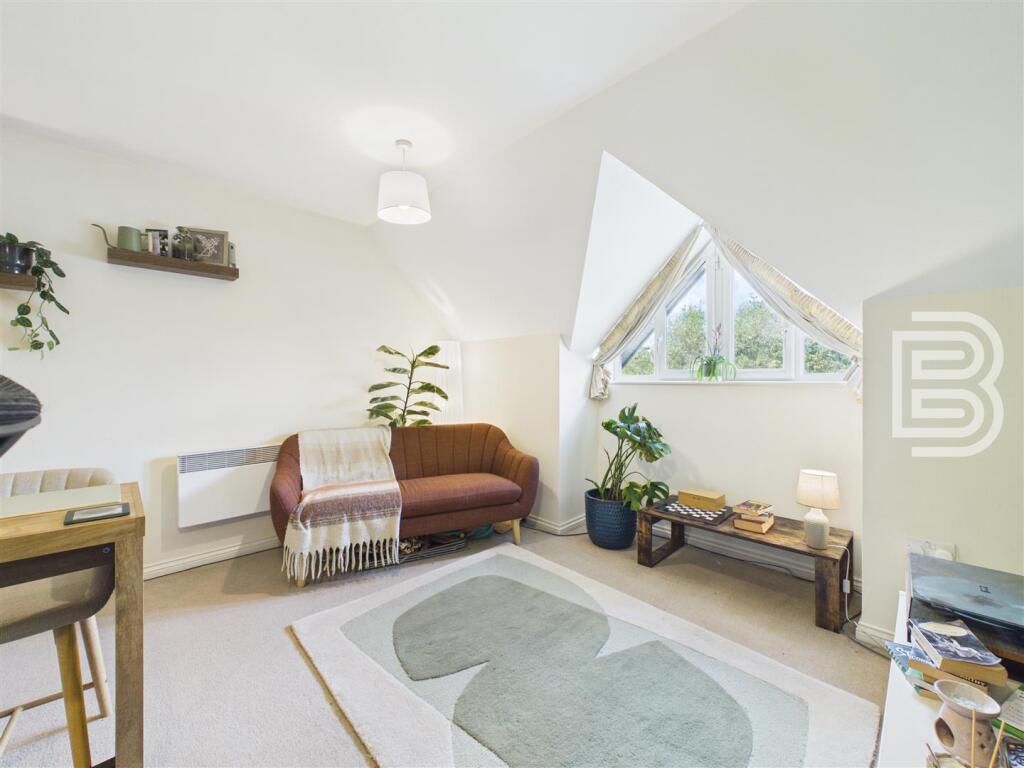 Apartment in Rugby, Warwickshire - View 5