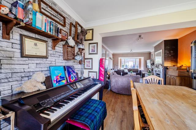 Alexander Road, Thatcham - More