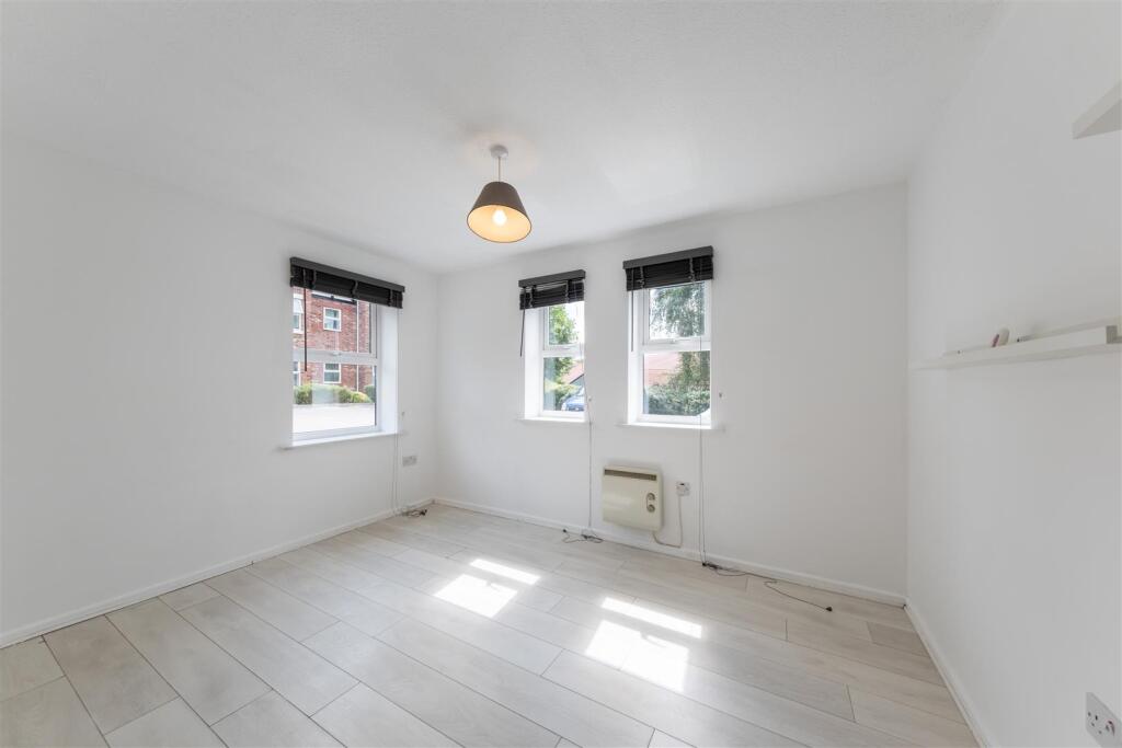 Apartment in Crewe - More