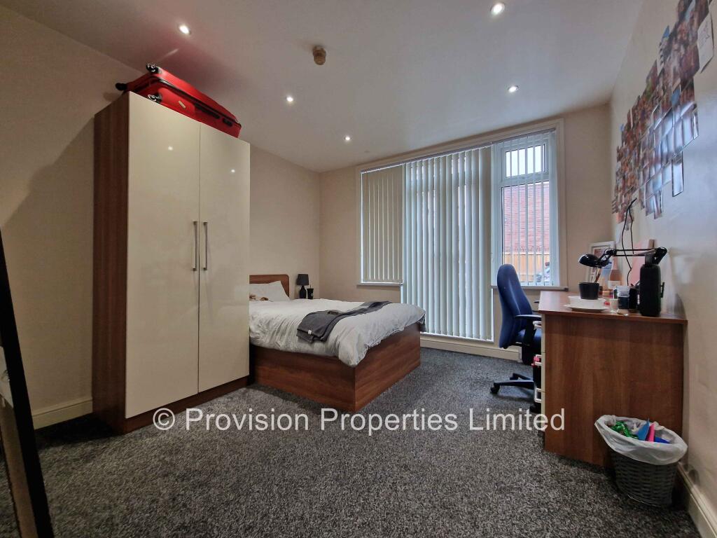 8 bedroom semi-detached house for rent