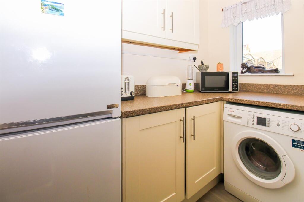 House in Kirklees, Combs, Thornhill Lees - View 4