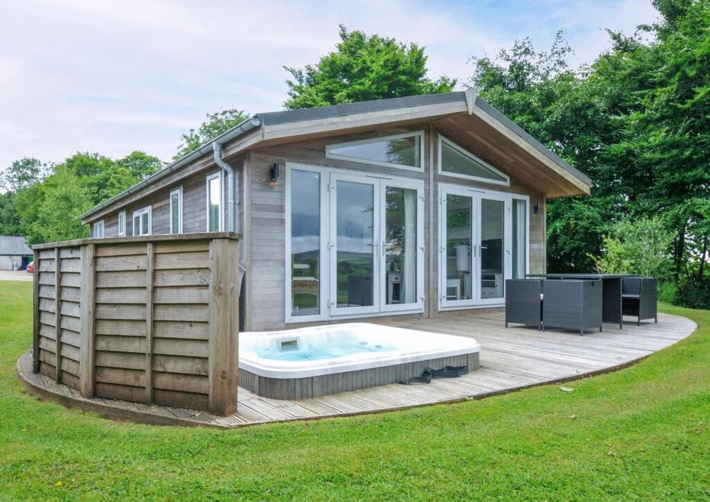 2-bed caravan on 1 Horizon View, Southern Halt, Havett Road, Dobwalls, Cornwall, £135,000