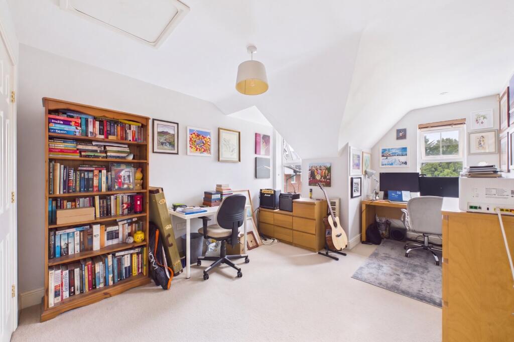 Apartment in Maidenhead, North Town - More
