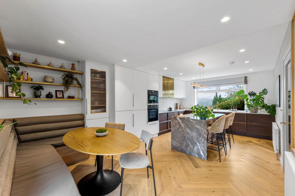 Main image of property: Kingsdown Avenue, South Croydon, CR2 6QH