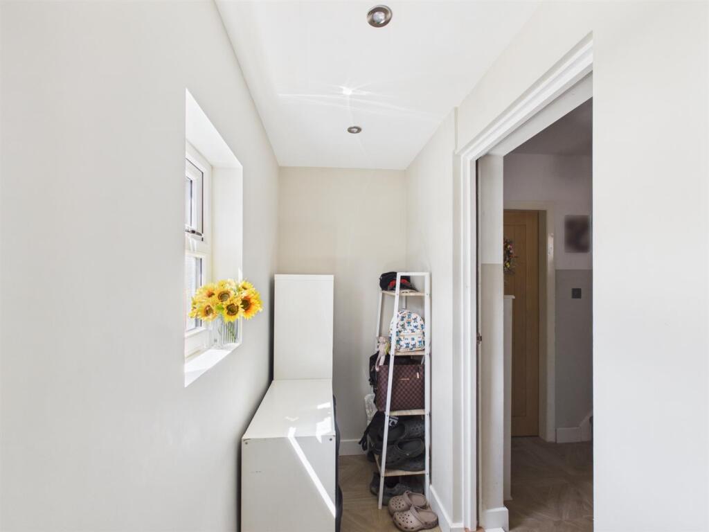 House in Nottingham, Gedling - More
