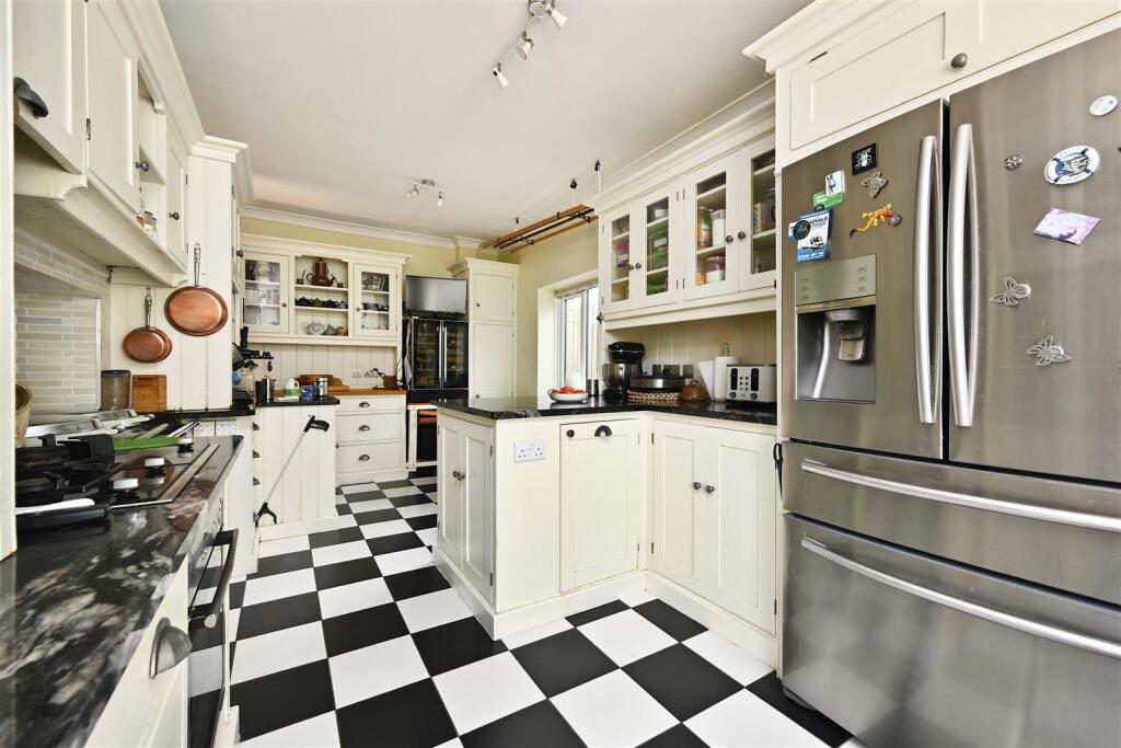 House in Bexhill-on-Sea, Pebsham - More