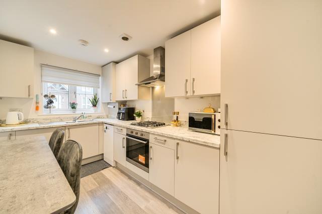 Woodside Close, Bagshot photo 3