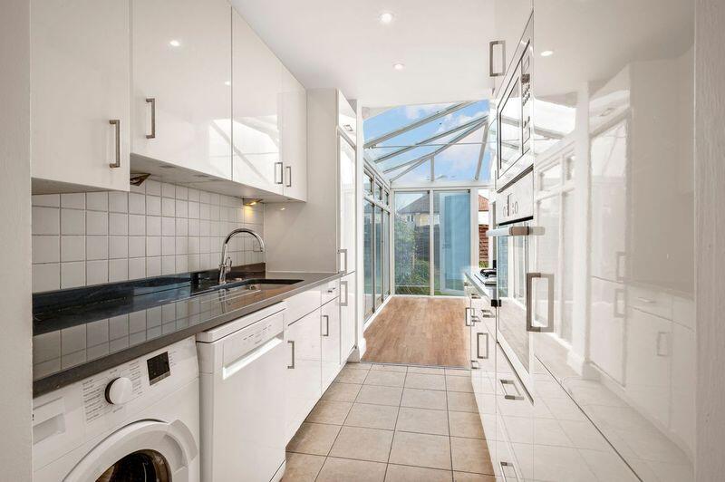 House in London, Tolworth - View 4