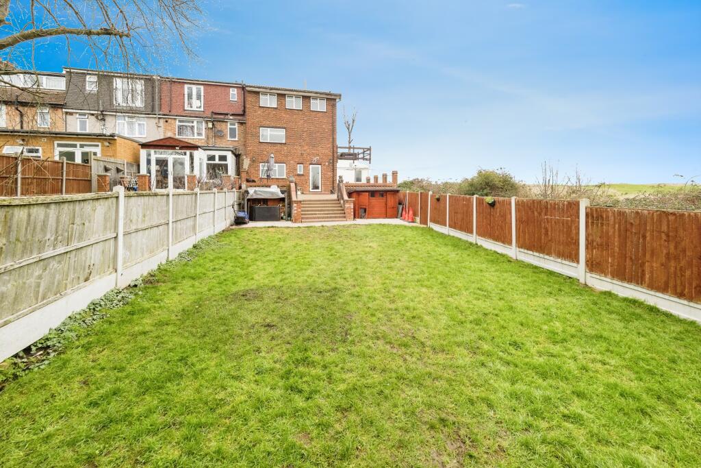 Sylvan Avenue, Romford, RM6 photo 3